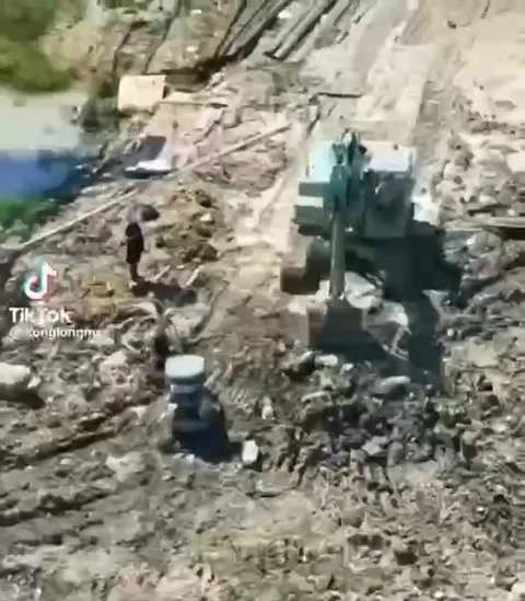 Экскаватор спасает малыша
