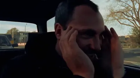 Что за девка-то? Твоя мать