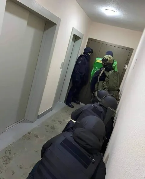 Штурмовая группа у лифта
