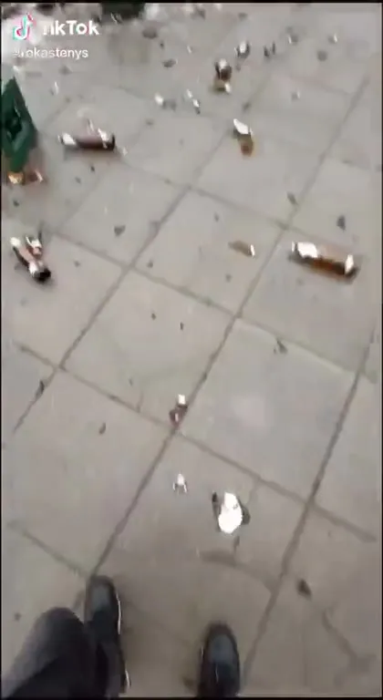 Разгрузка пива на дороге
