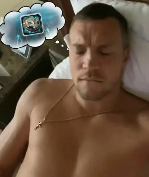 Мужчина думает о Hearthstone