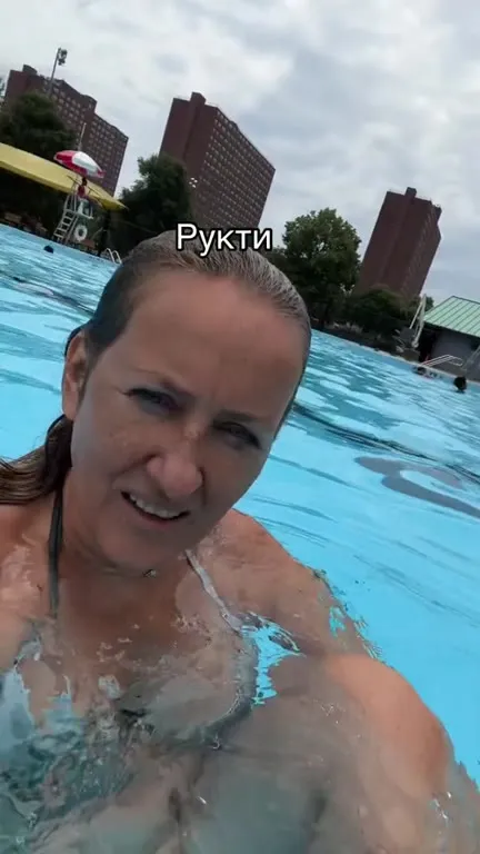 Рукти в бассейне