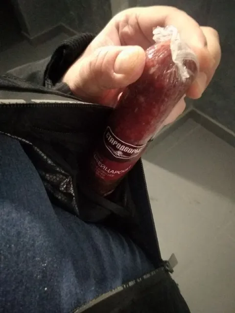 Колбаса спрятана в сумке