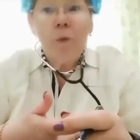 Женщина эмоционально объясняет