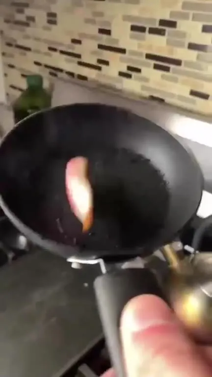 Кот пробует мясо под Yeat
