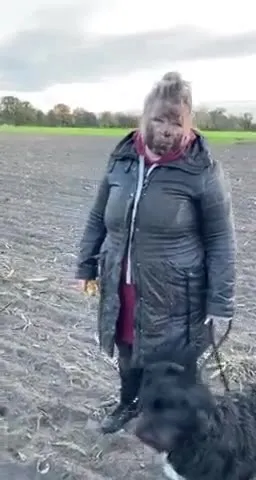 Собака тащит хозяйку по полю