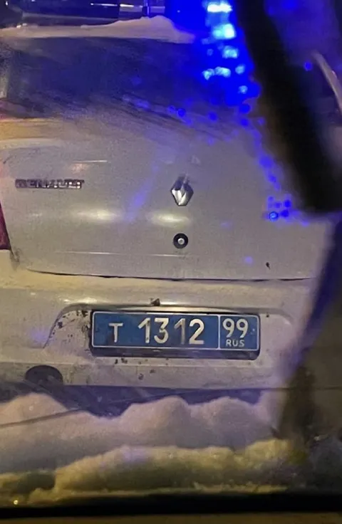Пыльный Renault с крутым номером