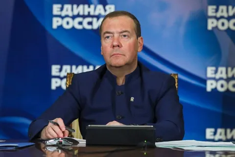 Медведев на фоне Единой России