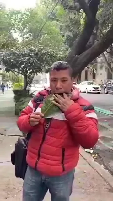 Уличный саксофон из листа