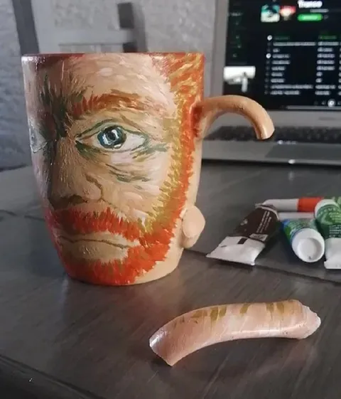 Кружка с лицом и ухом