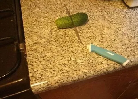 Огурец на кухонной столешнице