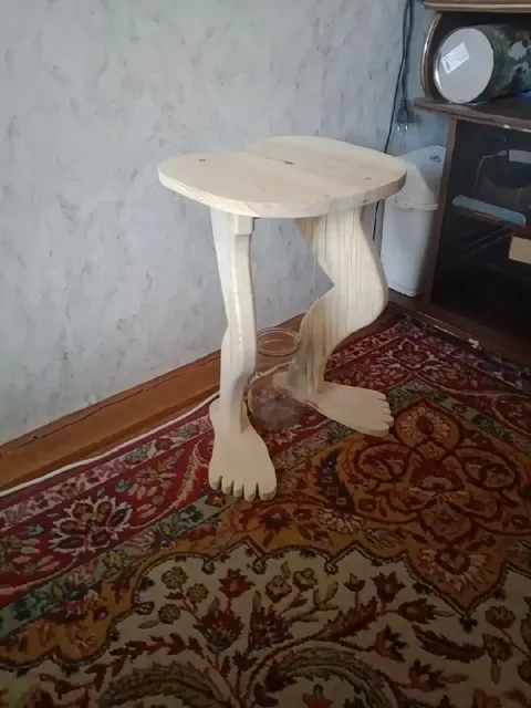 Стол на человеческих ногах