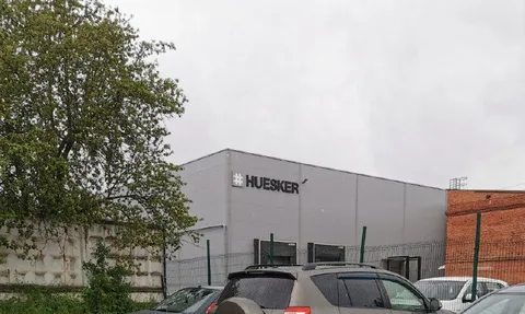 Надпись HUESKER на складе