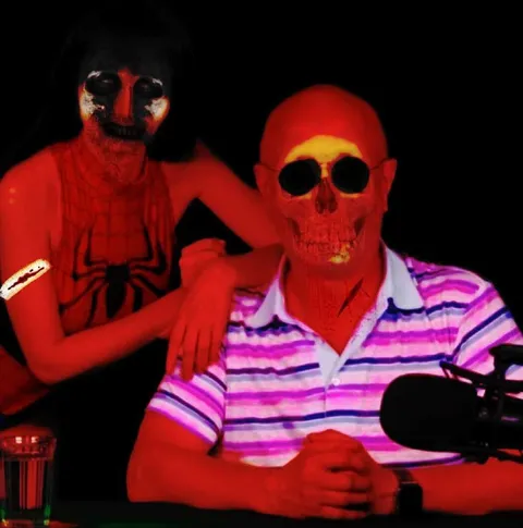 Человек-паук и скелет в эфире
