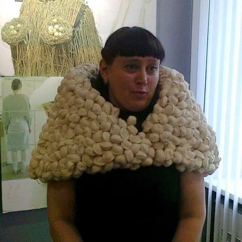 Женщина в костюме из чеснока