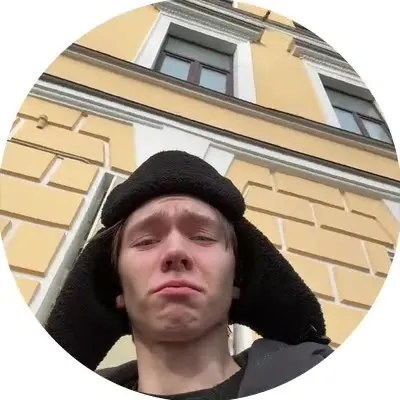 Парень слушает звон колоколов