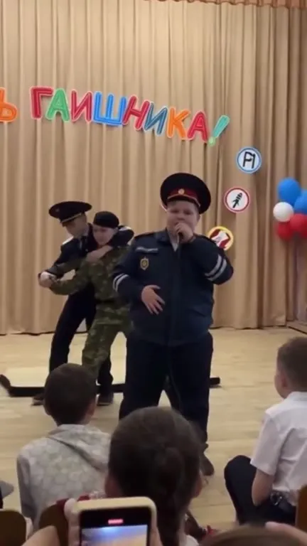 Гаишник поёт на утреннике