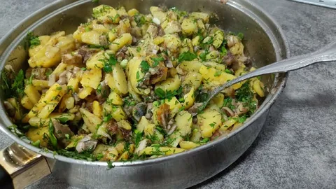 Картошка с грибами на сковороде