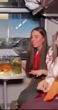 Песни и закуски в поезде
