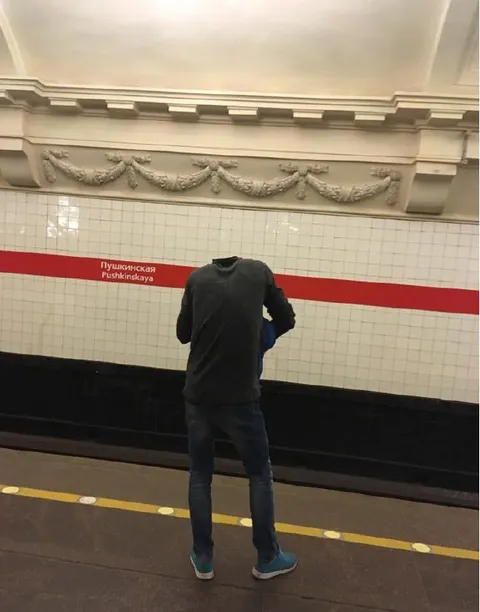 Человек без головы в метро
