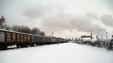 Зимний поезд в снегу