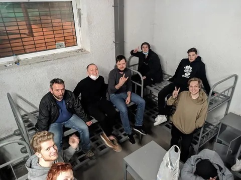 Двадцать восемь человек в камере