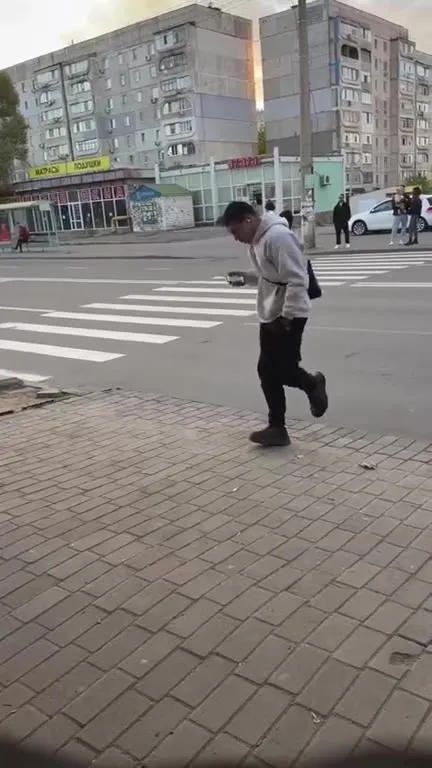 Парень танцует и падает