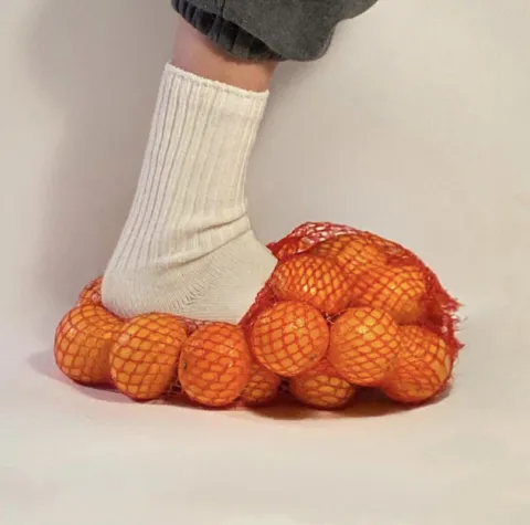 Нога на мешке мандаринов