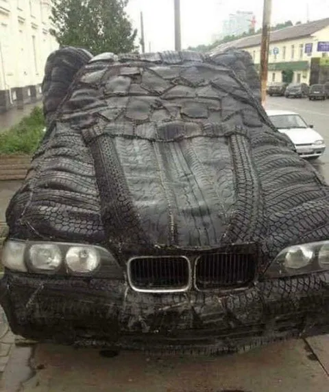 BMW в чехле из шин