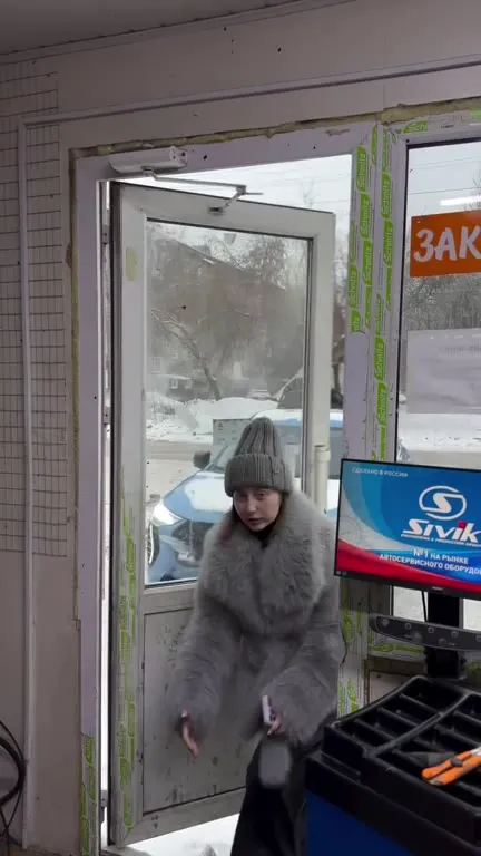 Девушка пришла на шиномонтаж