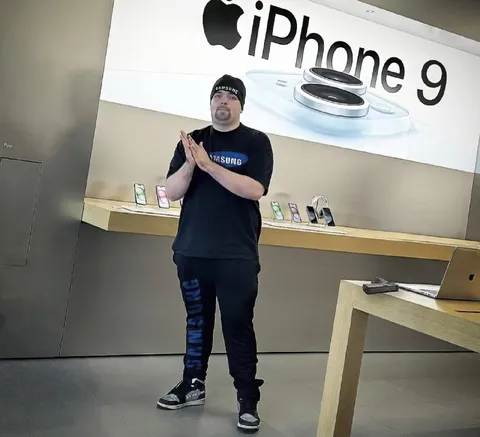 Samsung Employee in Apple Store