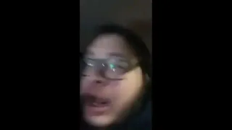 Человек эмоционально кричит
