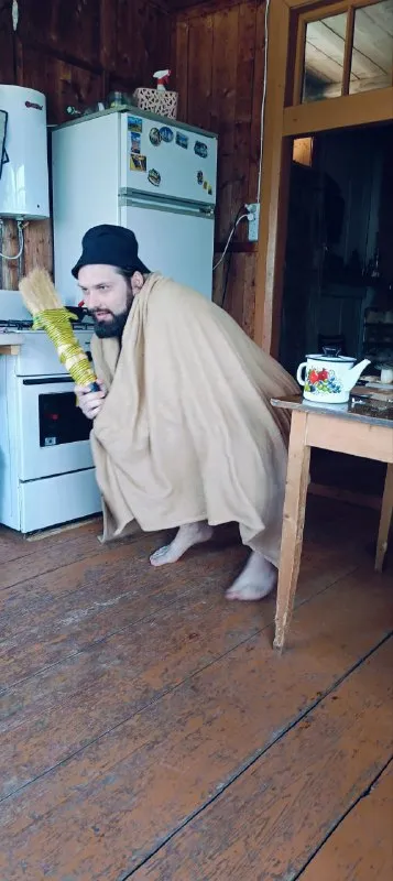 Гном прячется на кухне