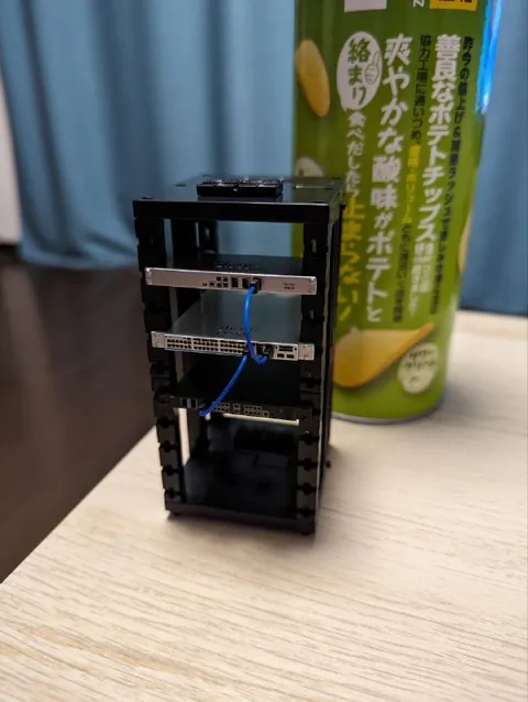 お菓子の隣の小型サーバーラック
