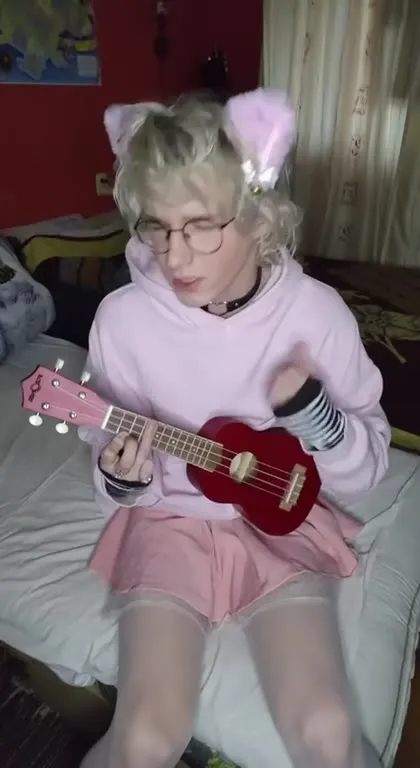 Котёнок с укулеле
