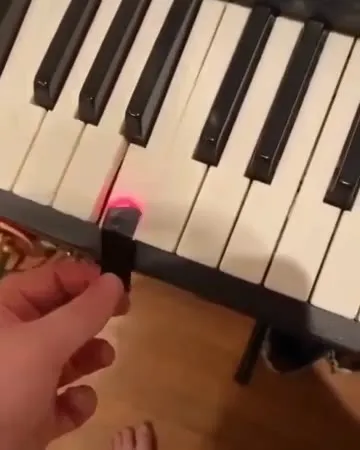 Keyboard plays Joe mama