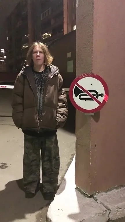 Трубач у запрещающего знака