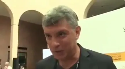 Мужчина многозначительно отвечает