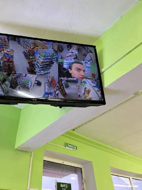 Камера наблюдения смотрит в ответ
