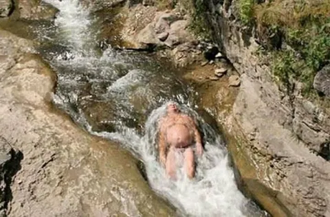 Катание голышом по водопаду