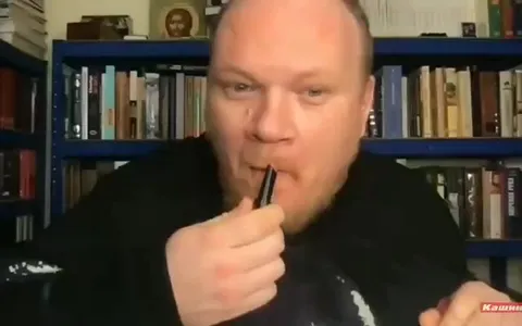 Мужчина пробует ручку и улыбается