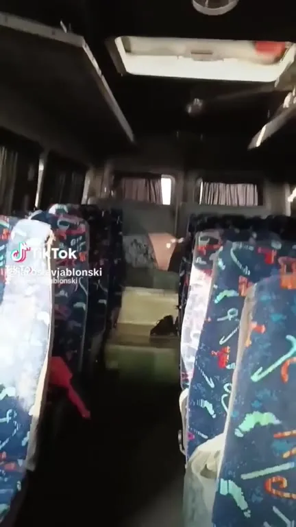 Пустой автобус танцует под диско