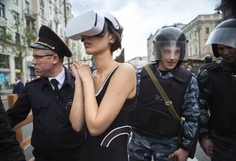 Девушка в VR среди полиции