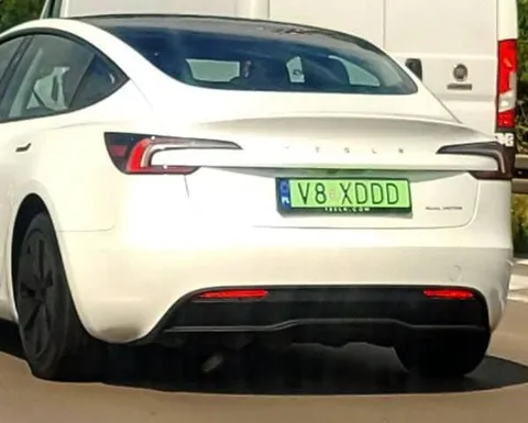 Tesla с номером V8 XDDD