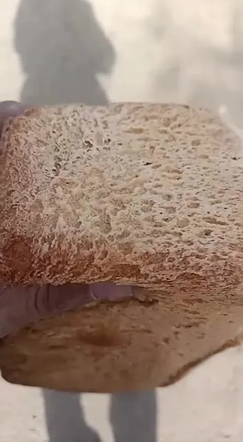 Огромный кусок хлеба