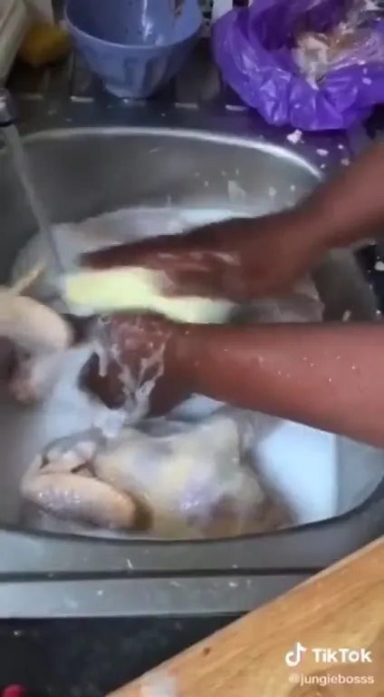Мытьё курицы с губкой