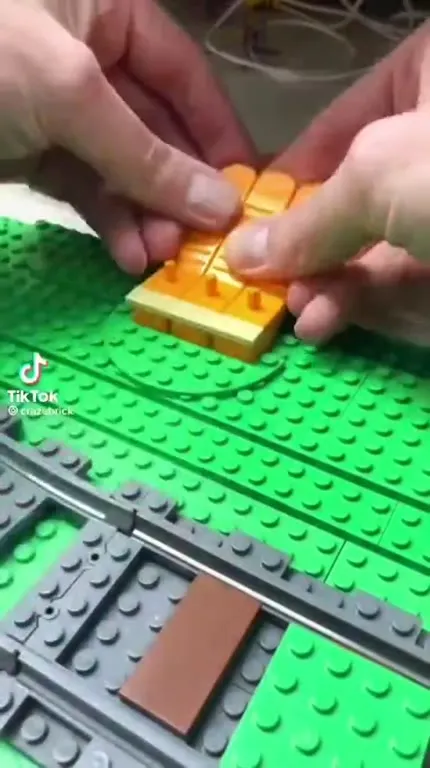 LEGO-переключатель запускает поезд