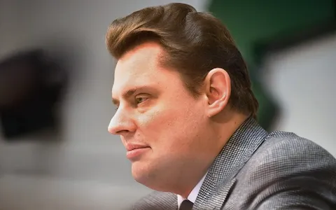 Понасенков задумался