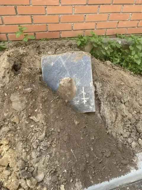 Земля с кладбища во дворе