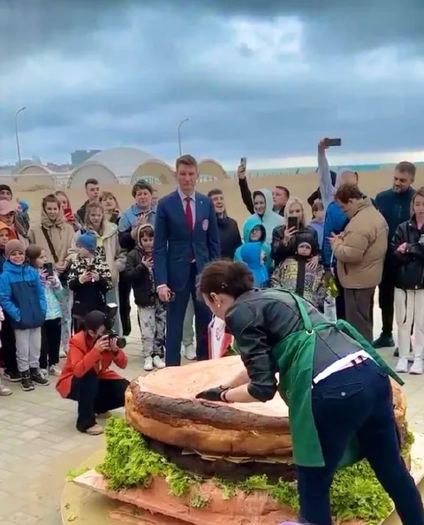 Огромный бургер на празднике